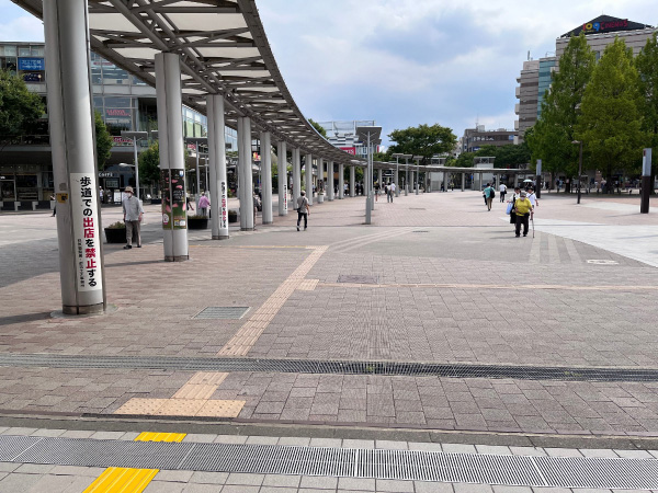 センター南駅の南側1番出口付近、駅前広場