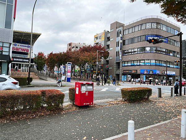 砂の広場とショッピングモールの間の横断歩道