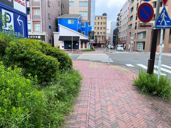 坂をくだってショッピングモールの後ろを通り過ぎた後の十字路